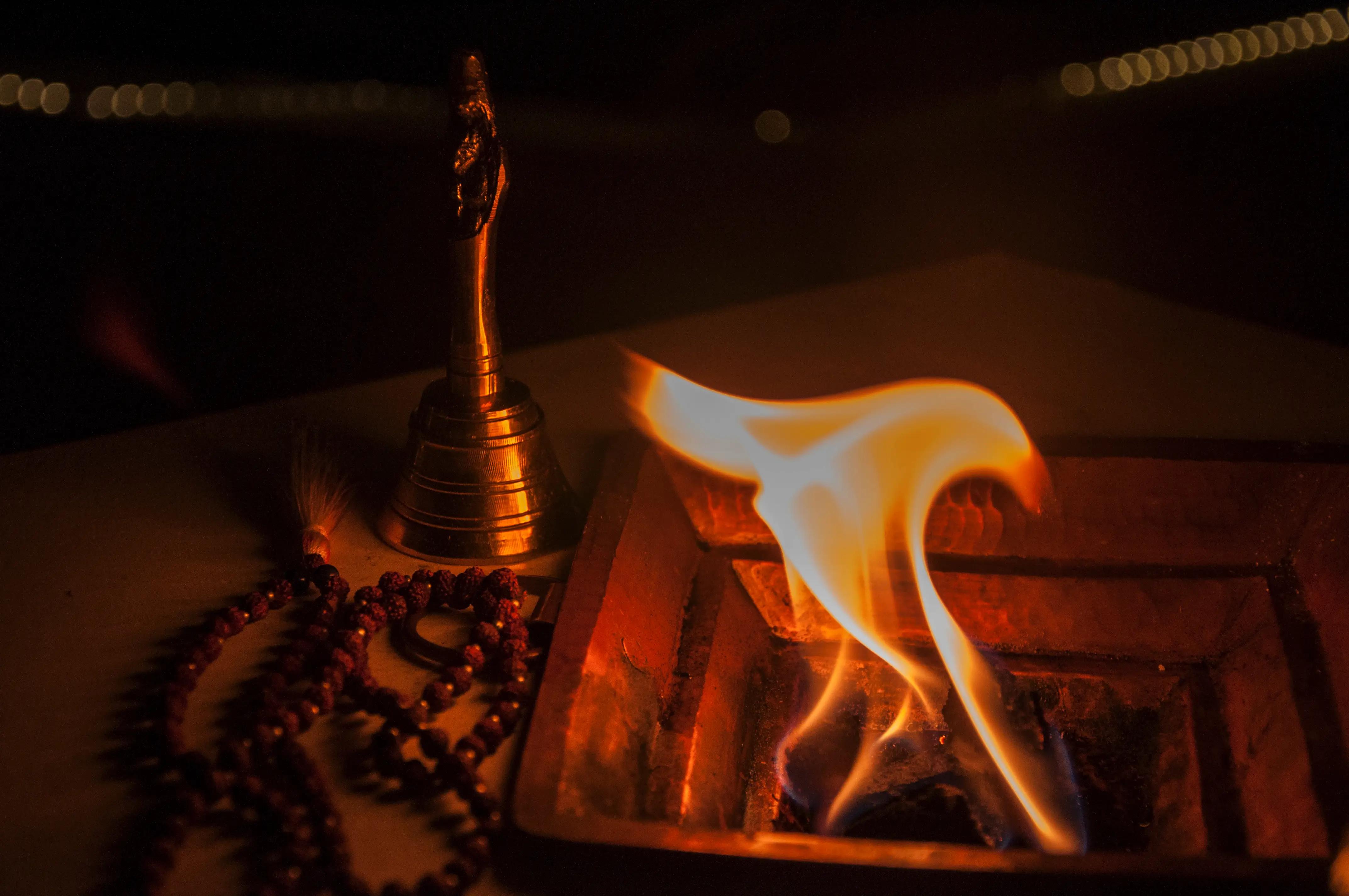 Fuego sagrado encendido, ofrendas y humo