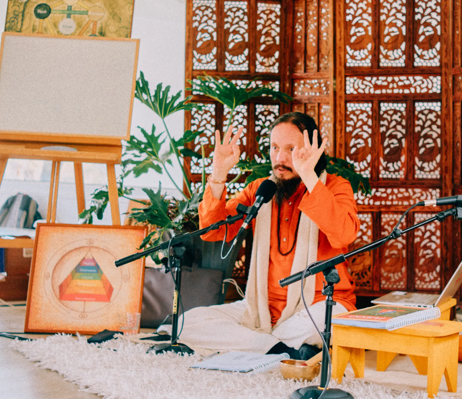 Estudiante leyendo el manual de enseñanza del Kriya Yoga