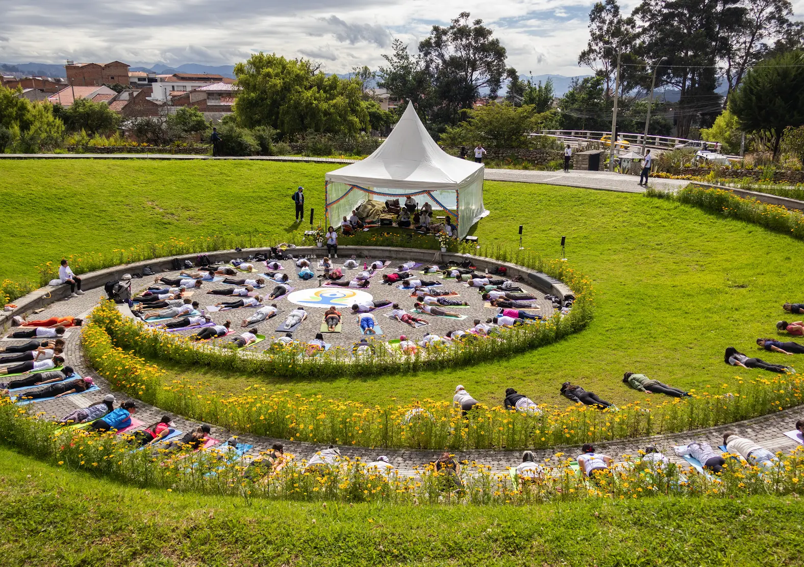 Celebración del Día Internacional del Yoga en una sede de la escuela