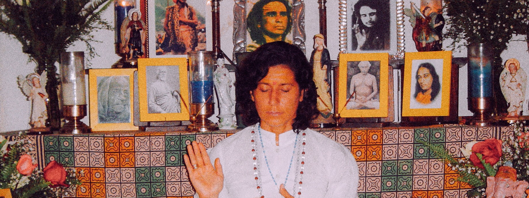 Mataji Shaktiananda en meditación ante el altar con los maestros del linaje